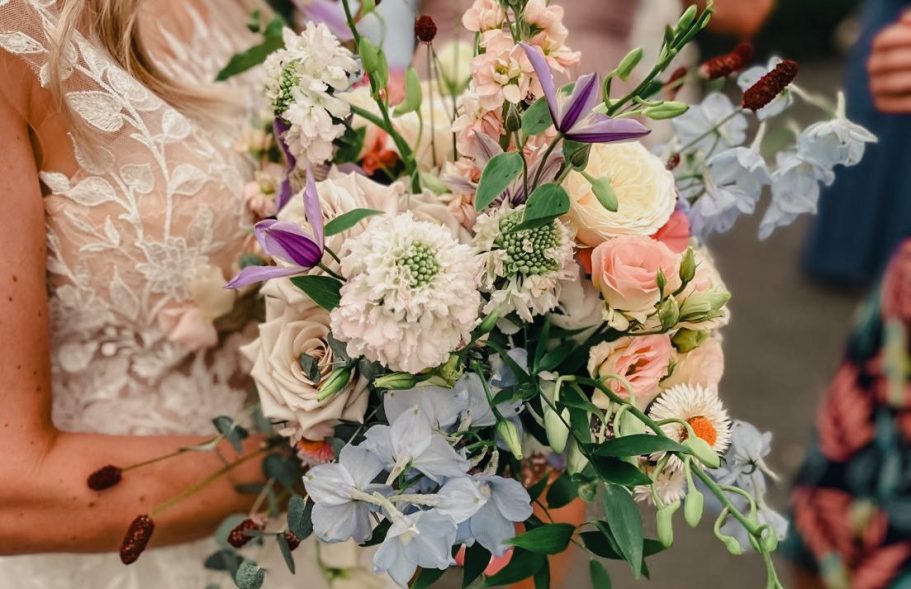 Ein bunter Brautstrauß mit verschiedenen Blumen in sanften Farben.